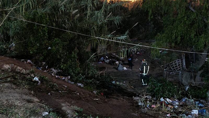 La mujer de 32 años vivía en la precaria vivienda junto a sus cuatro hijos pequeños. 