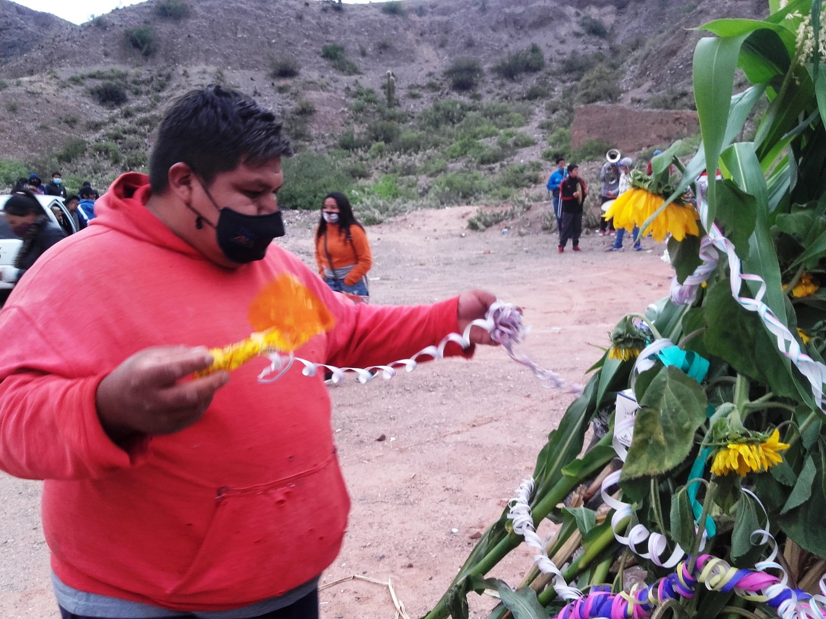 Reeditando el ritual de cada año, aunque esta vez con restricciones por la pandemia de coronavirus, algunos miembros de la comparsa Unión de La Banda dieron inicio al carnaval.