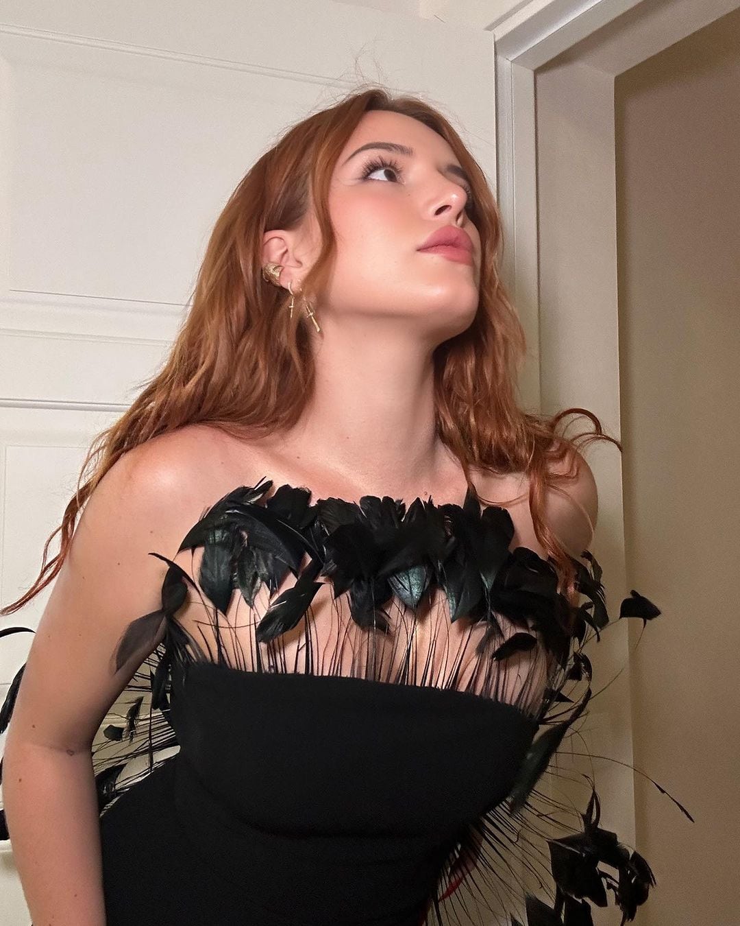 Bella Thorne dio lecciones de cómo ser sensual y elegante con un vestido negro para el infarto.