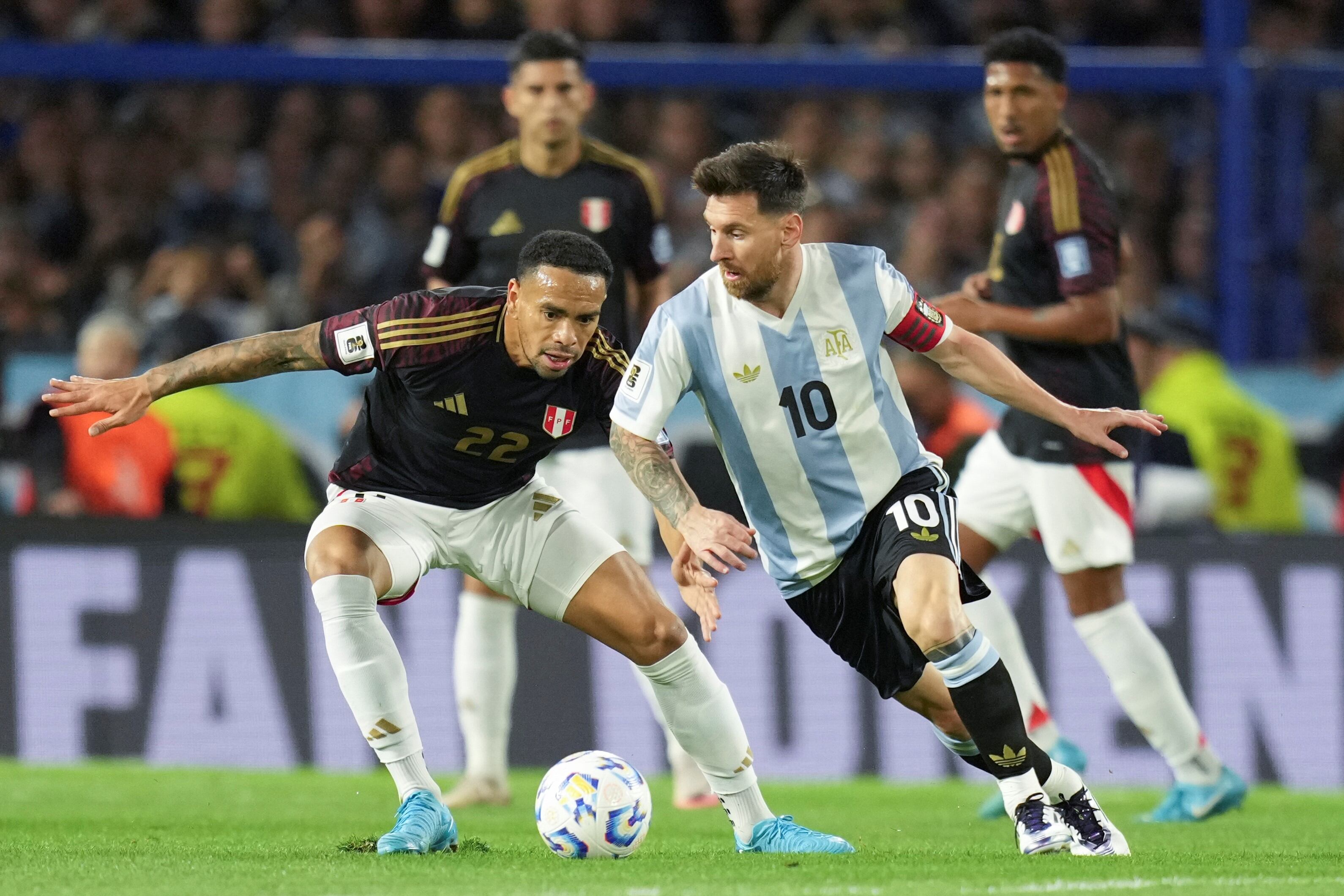 Lionel Messi en el partido de Argentina ante Perú por las eliminatorias. (AP)