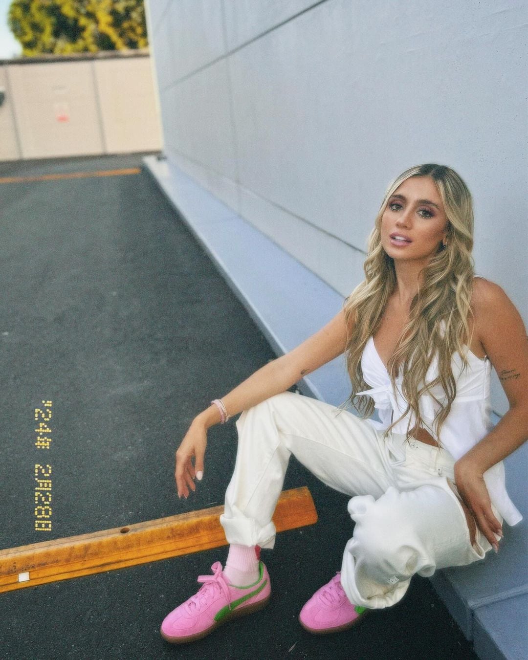 More Beltrán cautivó Instagram con un outfit total white con un detalle muy especial