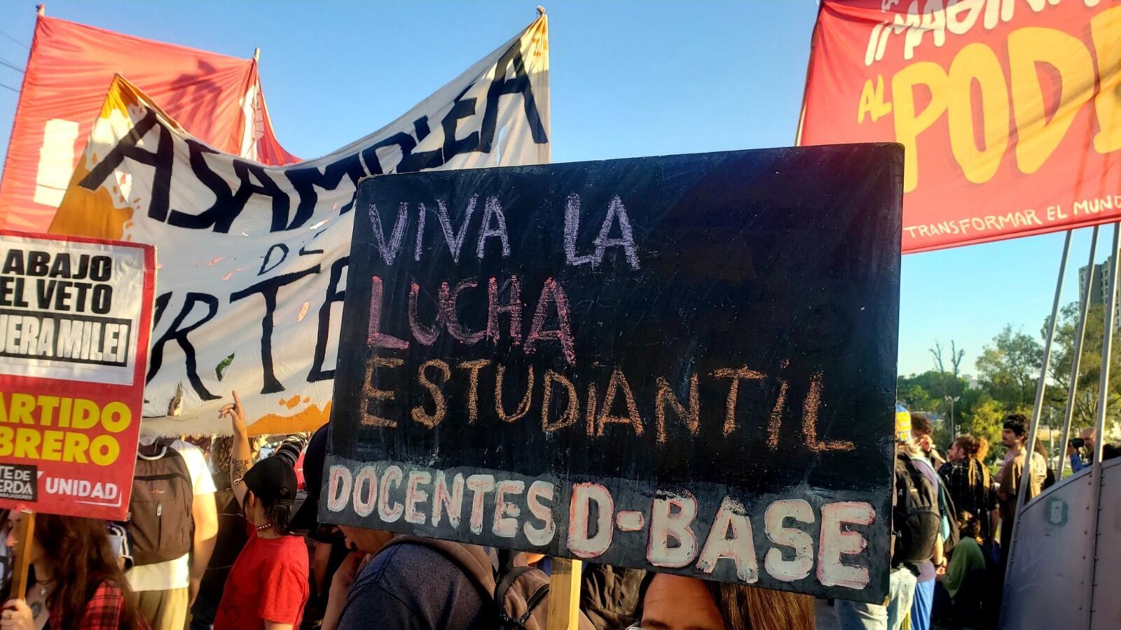 Marcha en el Puente Centenario.