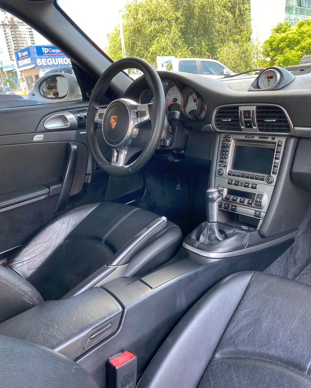 El interior del auto visto en la ciudad de Córdoba.