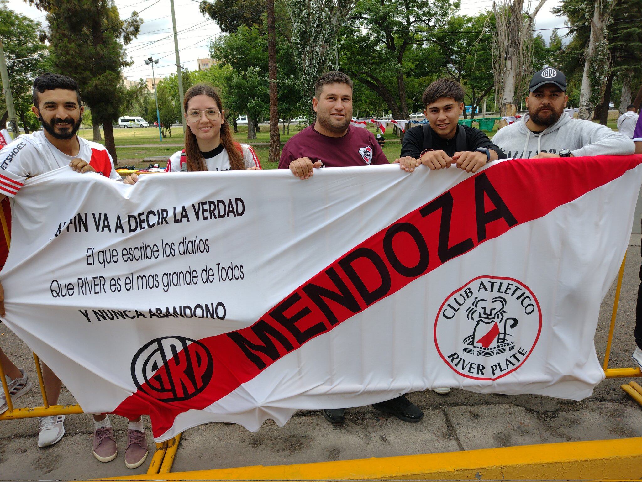 Los hinchas de River mendocinos se despiden del Muñeco Gallardo.