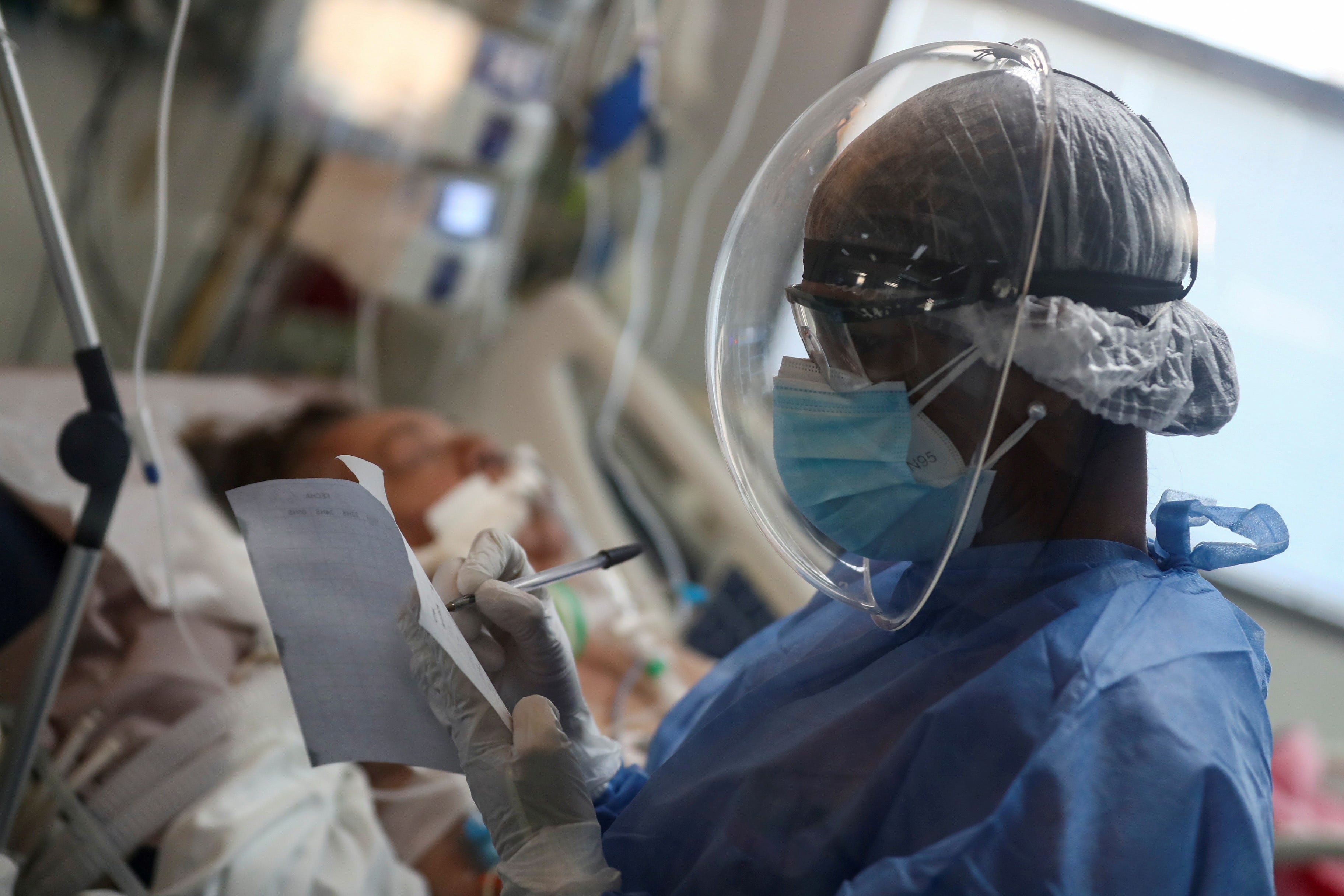 Personal de salud atendiendo casos de coronavirus en terapia intensiva (Foto: Reuters / Agustín Marcarian)