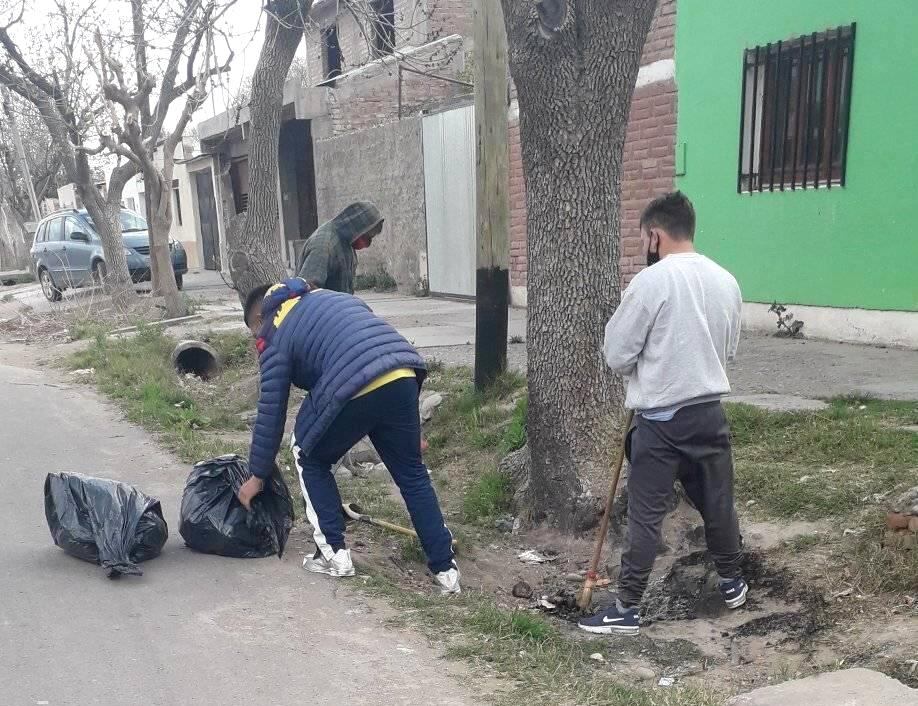 Los que integran el grupo de Madres Cocinando dio el primer paso con la limpieza del barrio Constitución