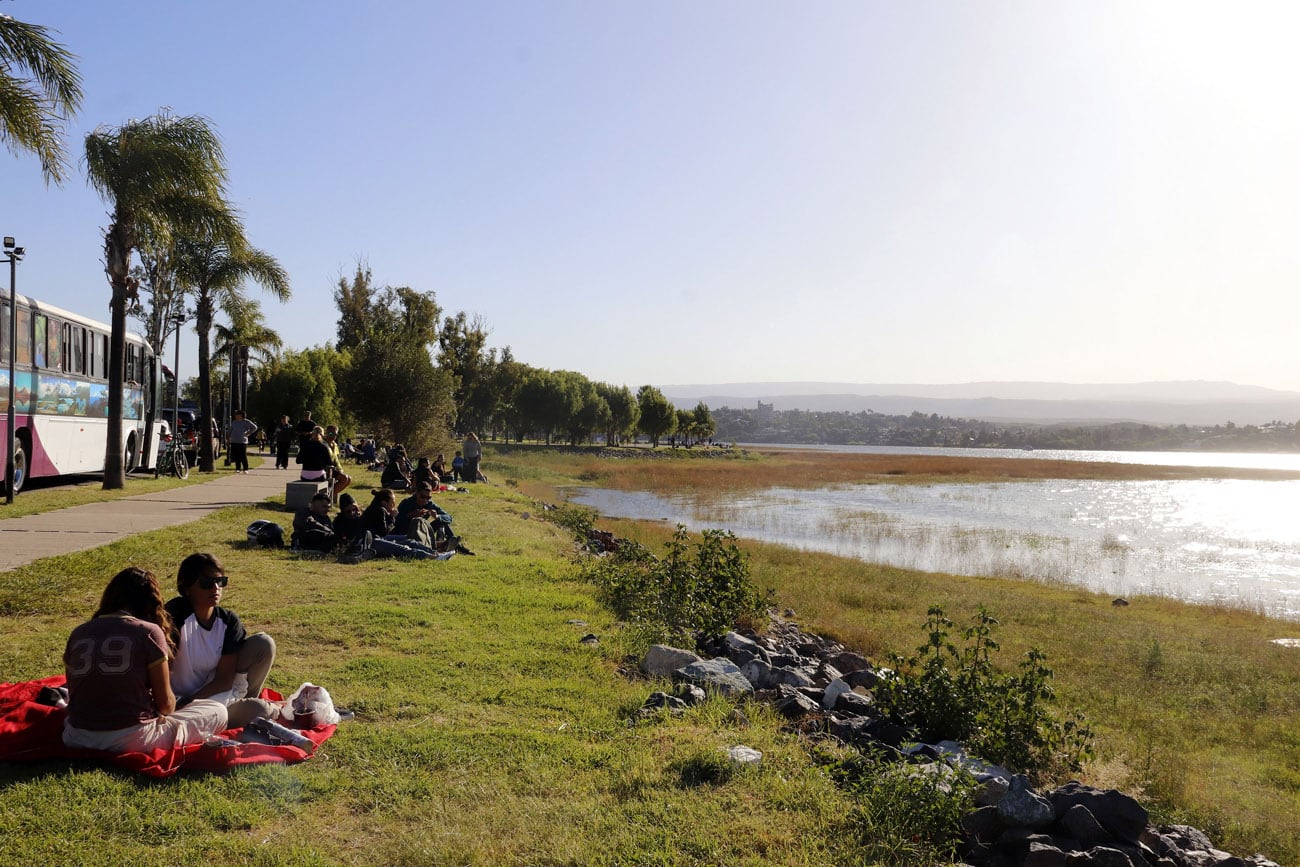 Gran cantidad de turistas en la costanera del Lago San Roque, en Carlos Paz, aprovechando el fin de semana extra largo. (La Voz)