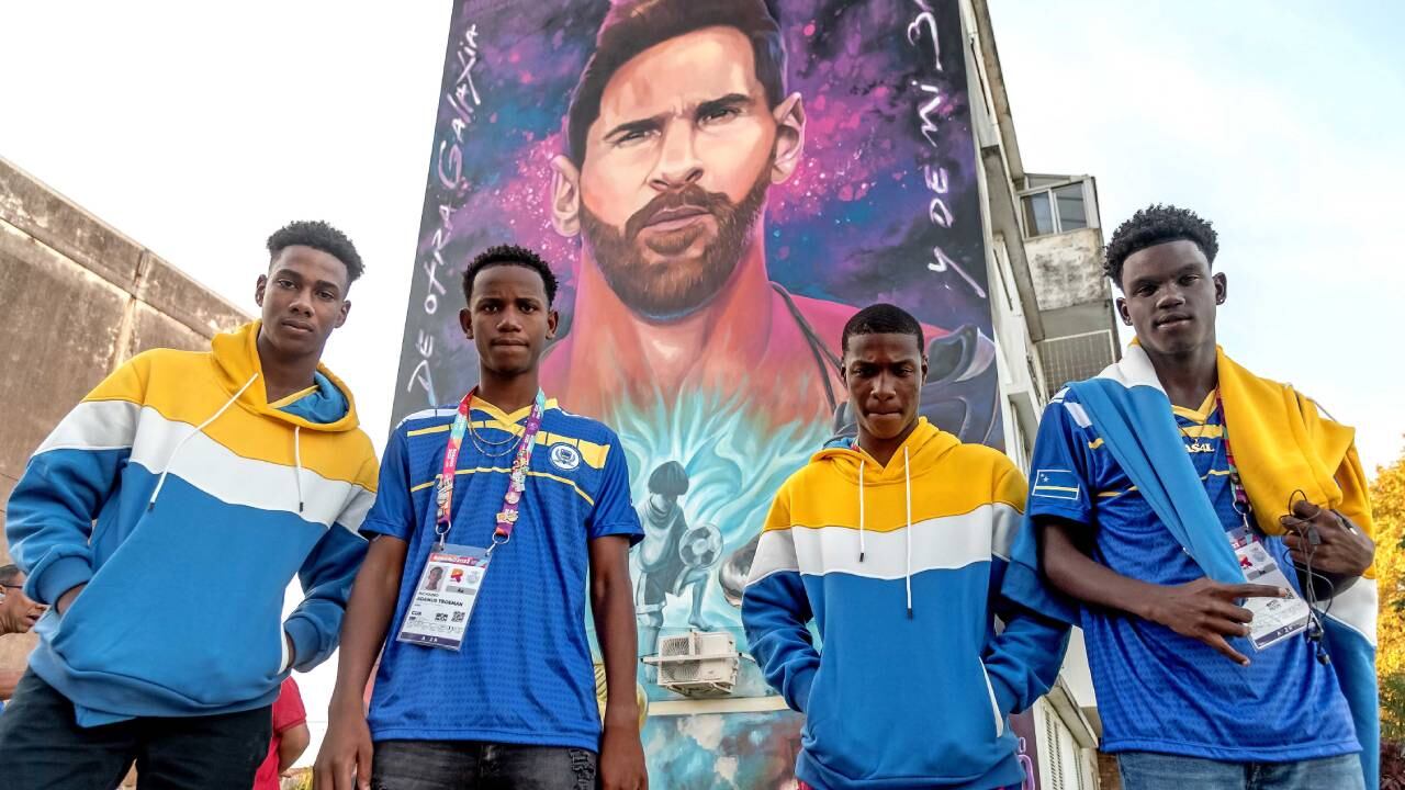 La delegación de Curaçao tomándose fotos con el mural de Lionel Messi