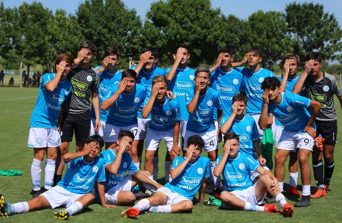 Los jugadores de las inferiores de Belgrano celebran la clasificación de cuatro de sus categorías a la final del torneo. (Prensa Belgrano)