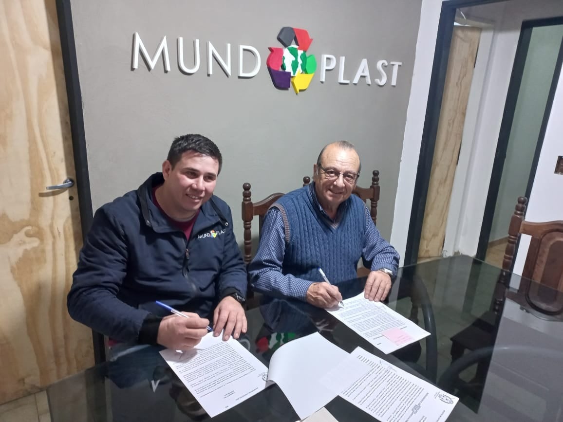 El intendente de Tres Arroyos visitó una Cooperativa de reciclado de plástico en Quilmes