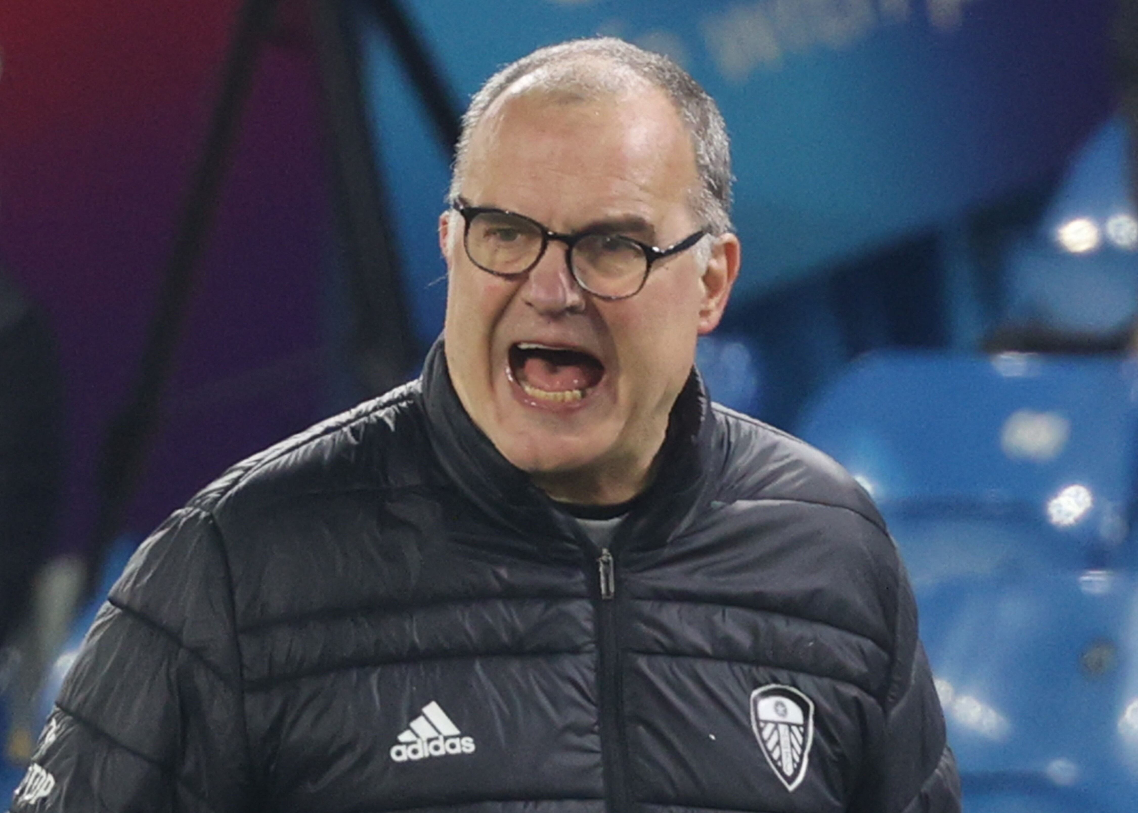 Bielsa con los anteojos torcidos. (Reuters)