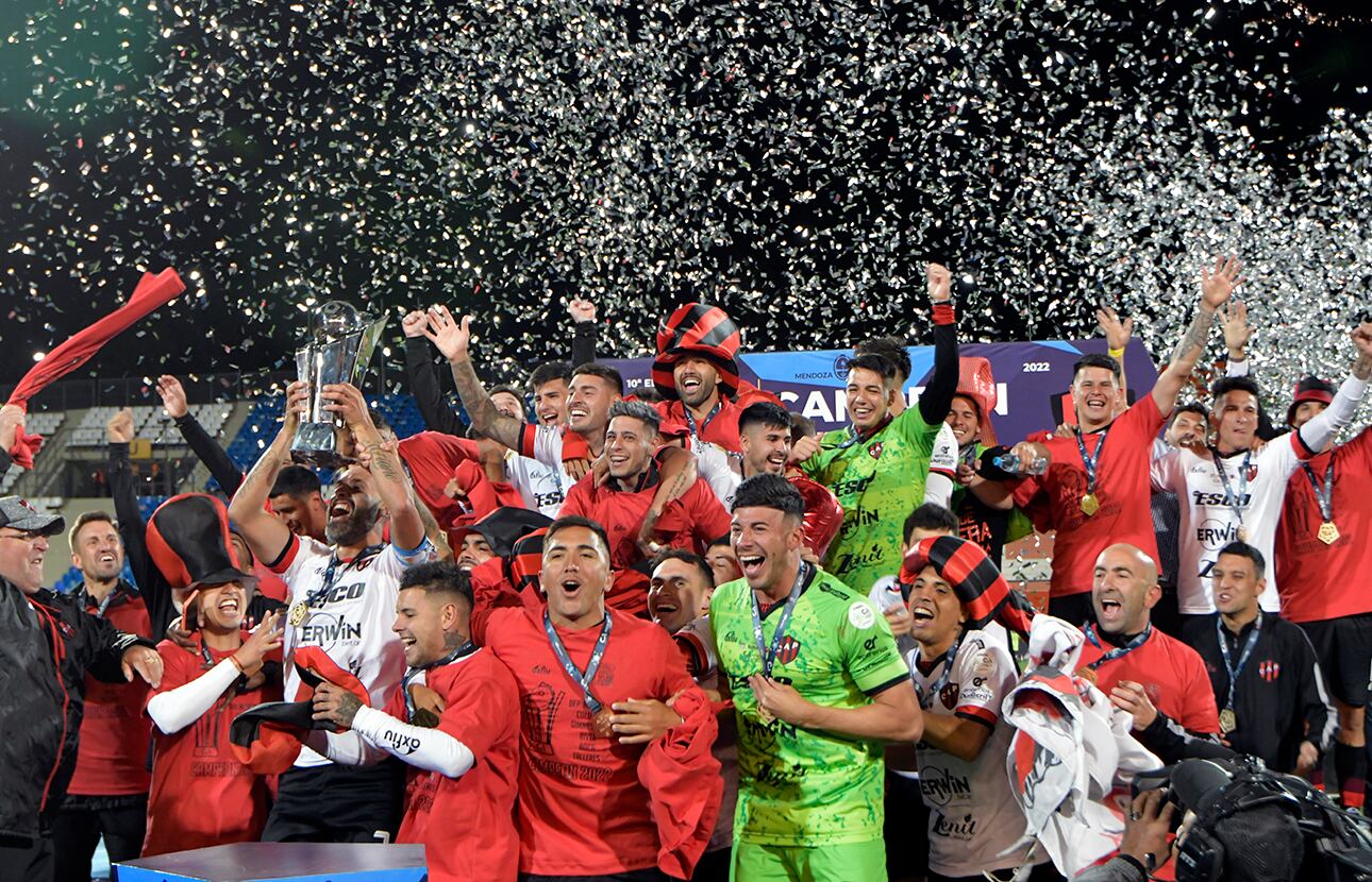 Club Altético Patronato se consagró campeón de la Copa Argentina y jugará la Copa Libertadores
Abajo a la izquierda el puntaltense Maximiliano Serafinovich festeja con el plantel de Patronato. 
Foto: Orlando Pelichotti