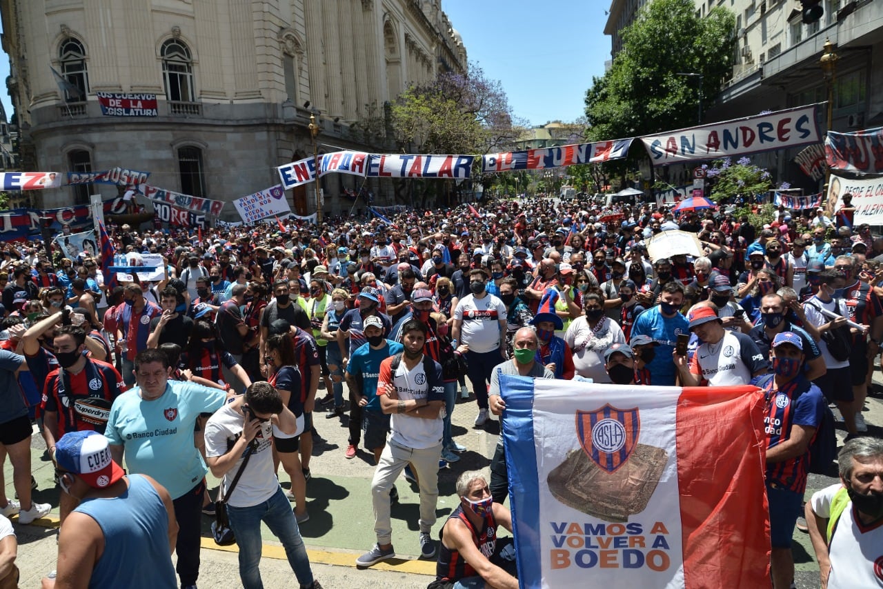 Hinchas de San Lorenzo se congregaron frente a la Legislatura porteña.