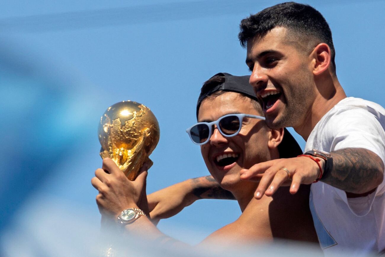 Paulo Dybala junto al Cuti Romero en los festejos.