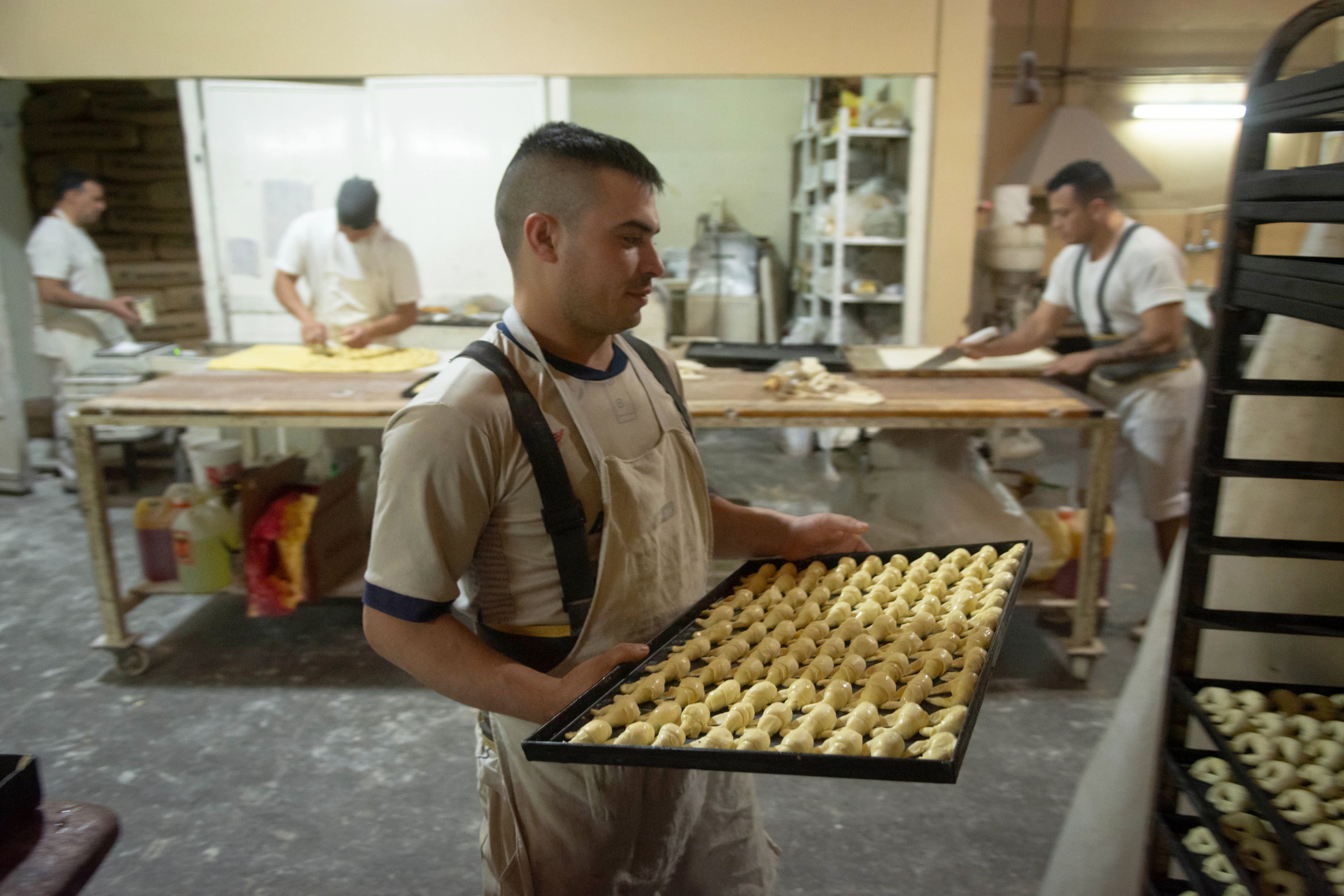 Mendoza, 11 de junio de 2019   Aumento del pan

Mañana aumenta nuevamente el precio del kilo de pan en la ciudad de Mendoza.
Damian Luceromaestro panadero haciendo medias lunas en la panaderia San Francisco

Foto: Ignacio Blanco / Los Andes
pan panaderia industria inflacion 