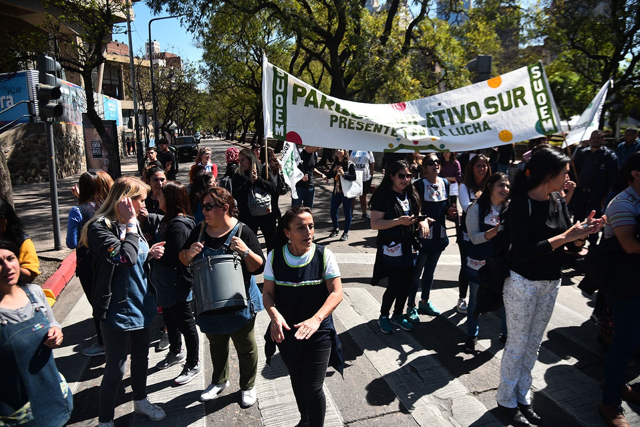 Empleados municipales marchan por las calles de la ciudad con fuerte presencia policial. (Pedro Castillo / La Voz)