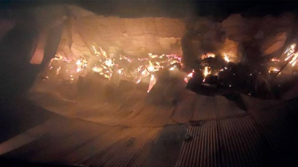 Se incendió un galpón abandonado en el centro de Córdoba y creen que fue intencional