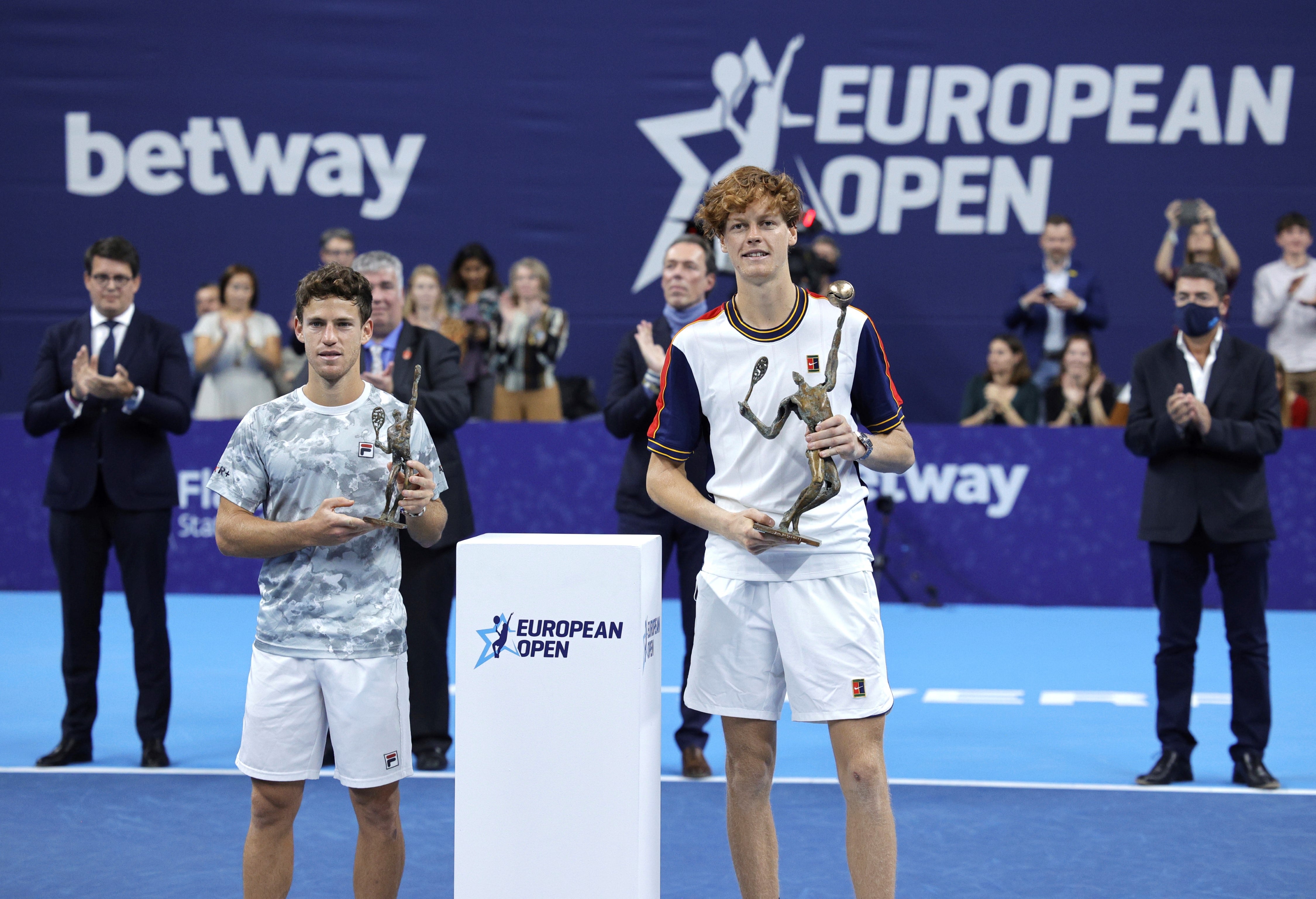 El italiano Jannick Sinner y el argentino Diego Schwartzman. (AP Photo / Olivier Matthys).