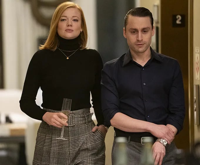 Sarah Snook, como Shiv Roy, y Kieran Culkin, como Roman Roy.