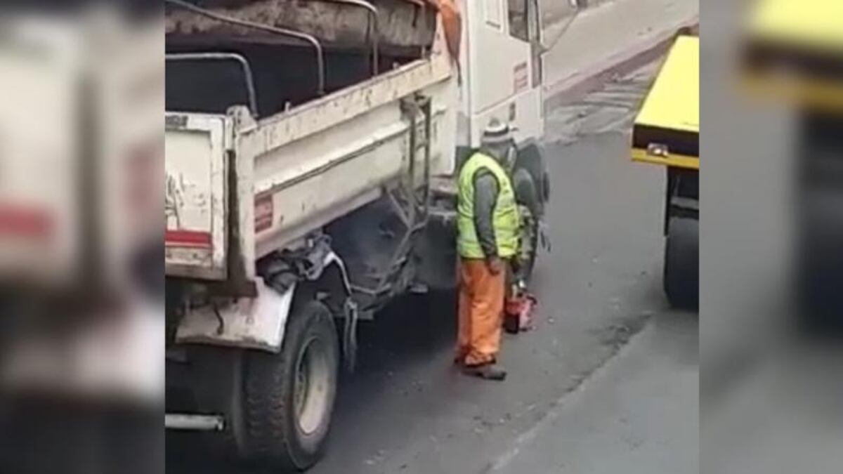Ingenio cordobés: hicieron un asado sobre un camión mientras repavimentaban