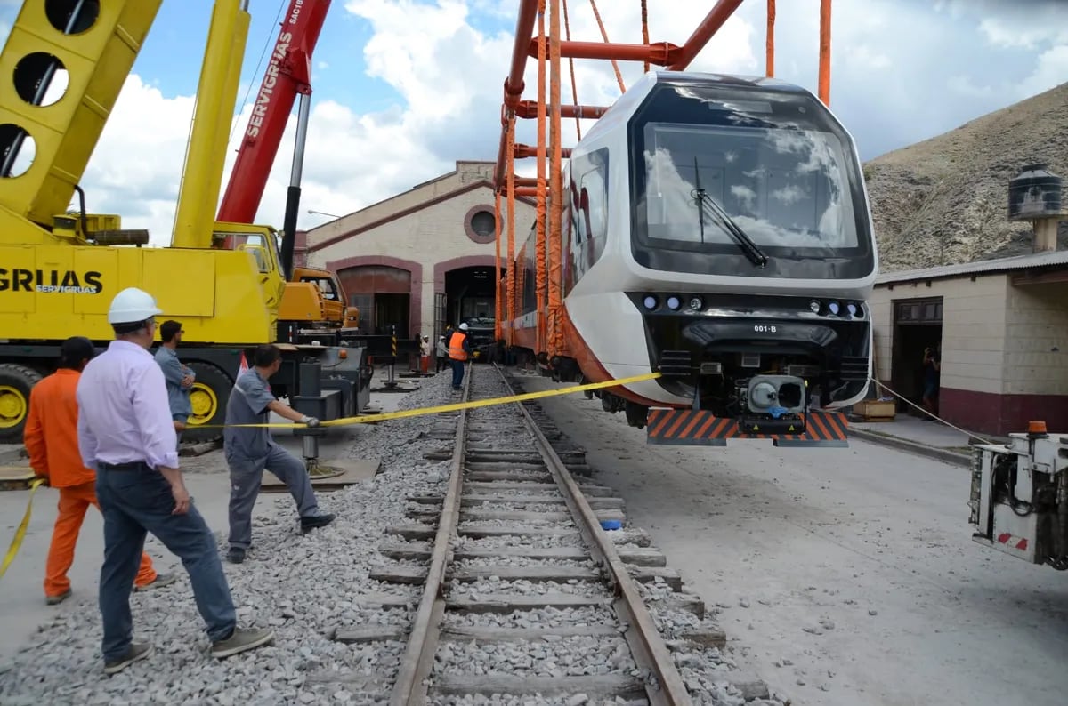 La colocación de las duplas sobre los rieles marcó un hito histórico en Jujuy. La operación requirió sumo cuidado y mucha precisión, dijeron los técnicos a cargo de la tarea.