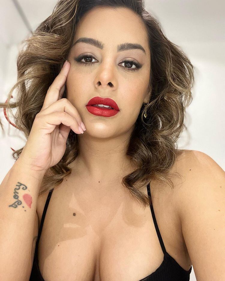 Larissa Riquelme se ganó miles de me gustas con sus labios pintados de rojo intenso.