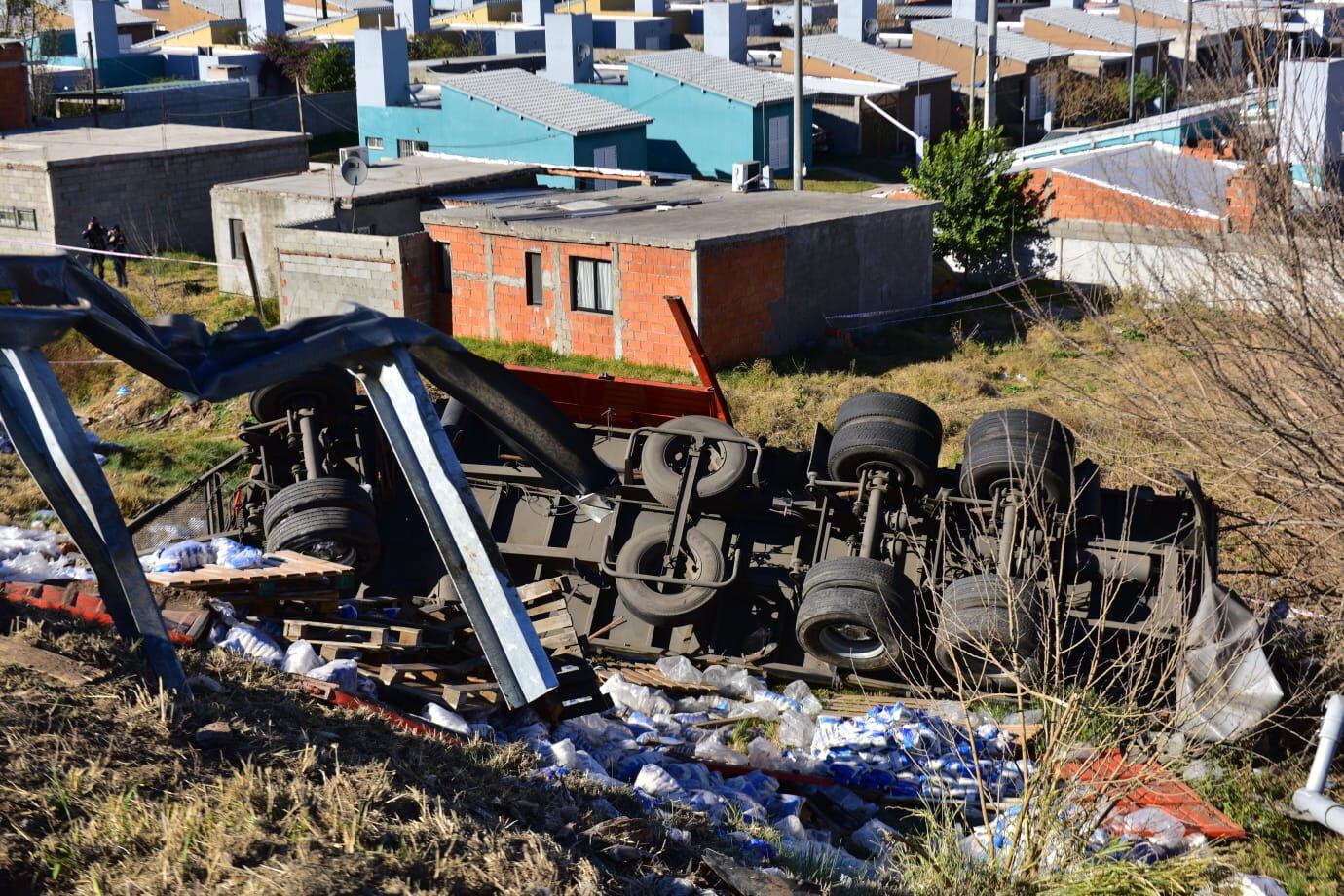 Uno de los acoplados del rodado cayó al barranco.