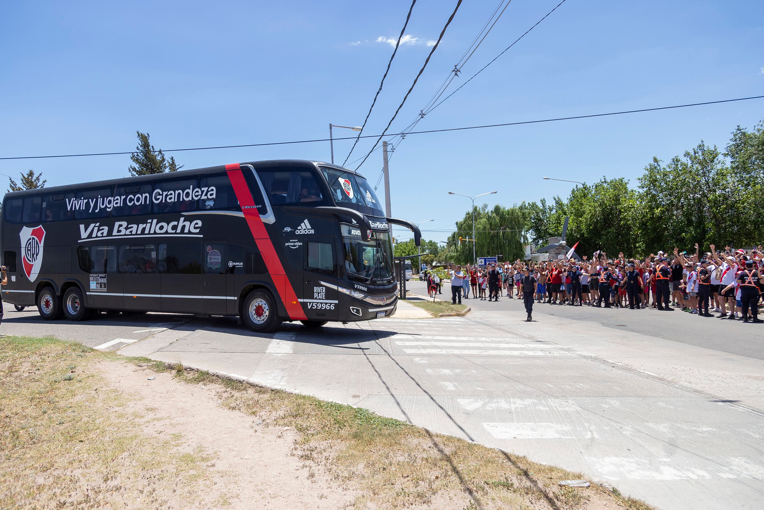 Recibimiento al plantel de River en San Luis