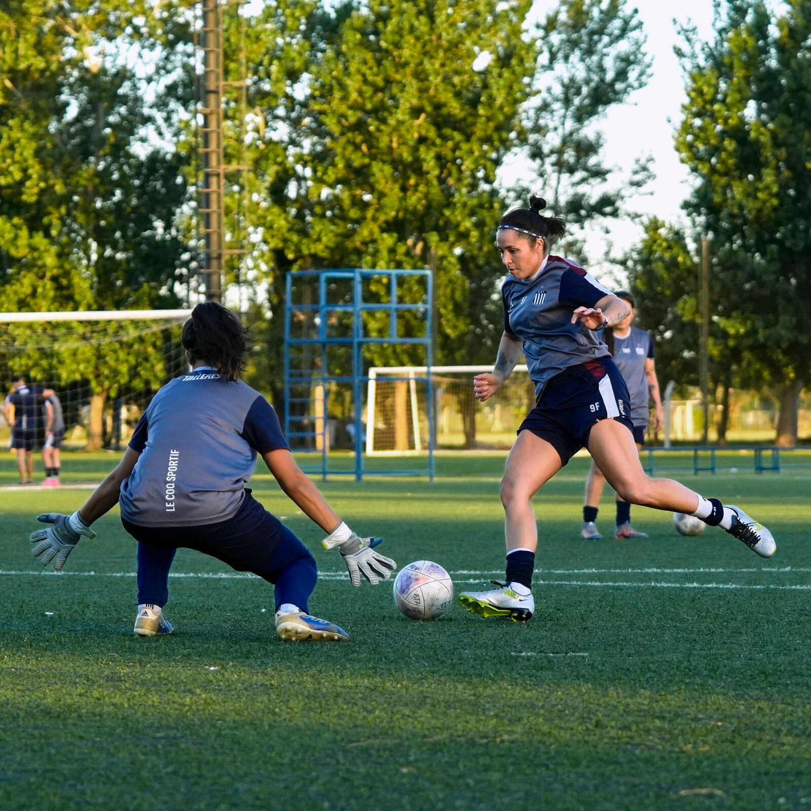 Agustina Ruffino entrenando en Talleres en un mano a mano con la delantera Florencia Pianello, goleadora histórica de la T