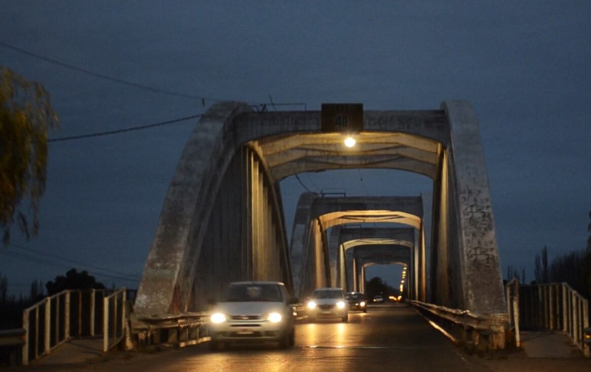 Iluminado. Así luce el puente sobre la ruta 165.