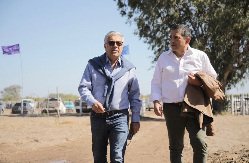 Alfredo Cornejo con el intendente Walter Marcolini en el día de Campo. 