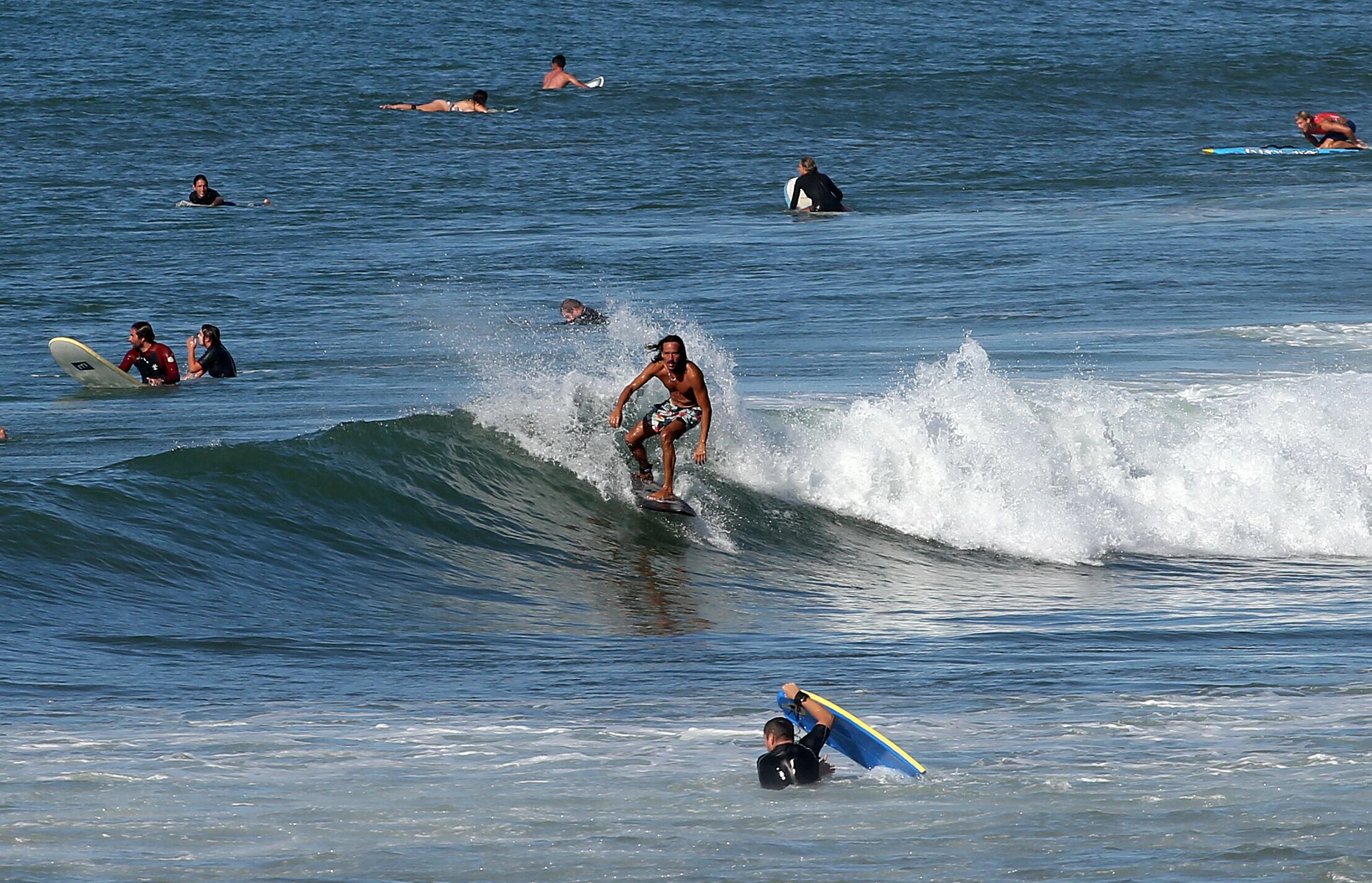 En esta imagen de archivo, un surfista cabalga una ola en Biarritz, en la costa atlántica suroccidental de Francia, el 7 de octubre de 2023. (AP Foto/Bob Edme, archivo)