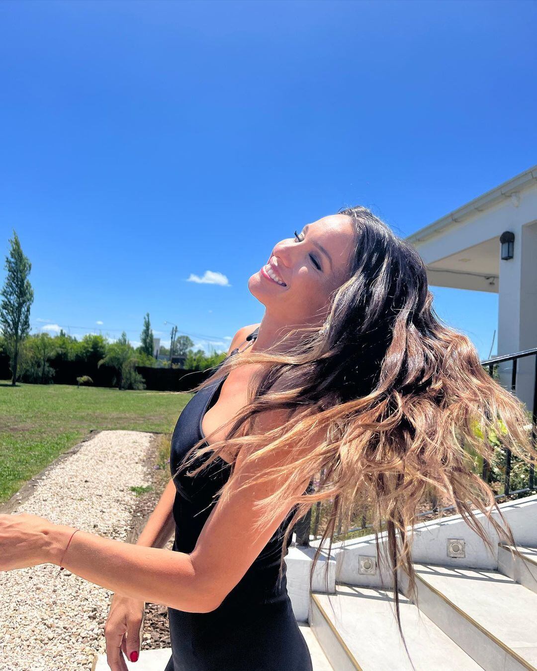 Pampita revolucionó Instagram con un mono negro al cuerpo.