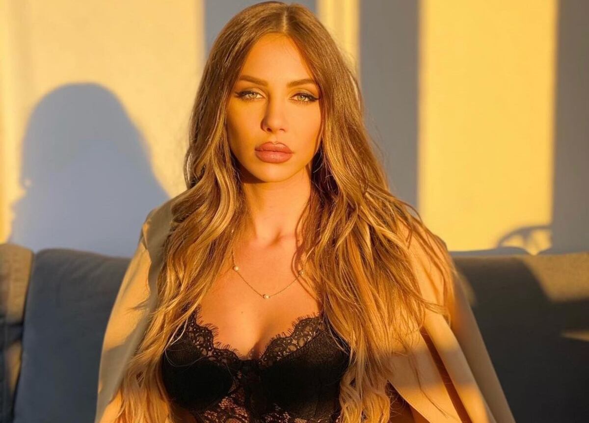 Romina Malaspina posó con un micro top “con ventanita” y a puro brillo