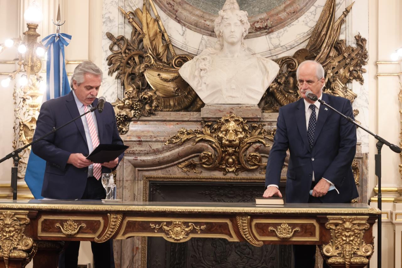 Jorge Taiana juró como ministro de Defensa. (Foto: Presidencia)