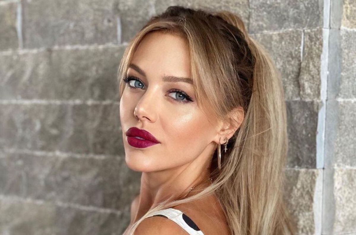 Evangelina Anderson ya está disfrutando del verano: microbikini verde con piedras brillantes