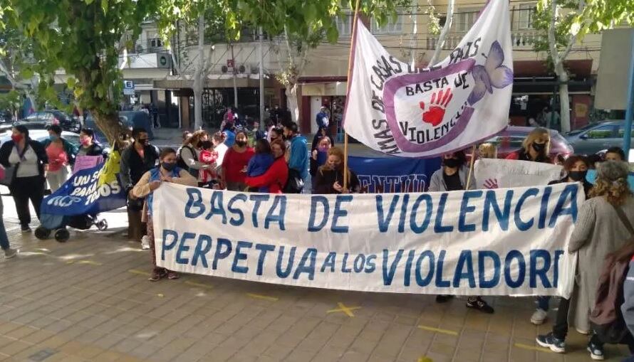 Integrantes de la "Asociación Amas de Casa" asistieron a Tribunales para dar apoyo a la mujer víctima