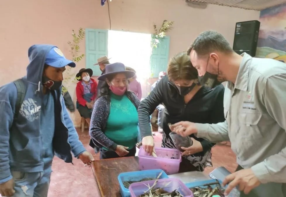 Vecinos y funcionarios durante la jornada de gestión ambiental concretada con las comunidades de Varas y Cianzo.