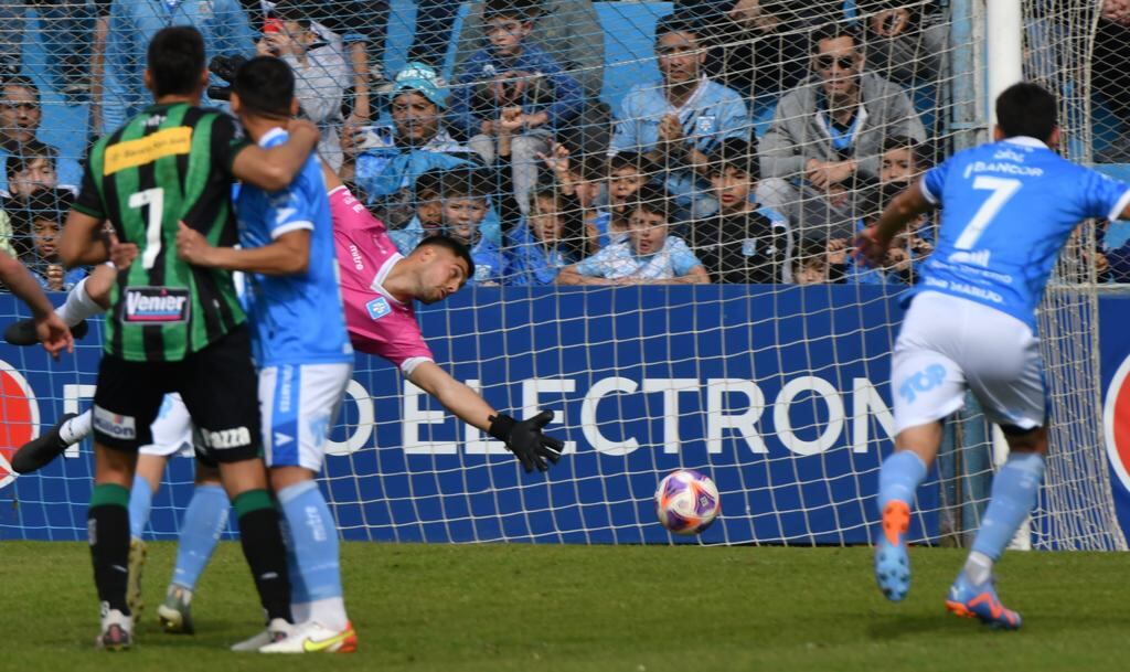 Estudiantes de Río Cuarto venció 3-2 a San Martín (SJ) por la fecha 27 de la Zona A de la Primera Nacional. (Tomás Fragueiro / La Voz)