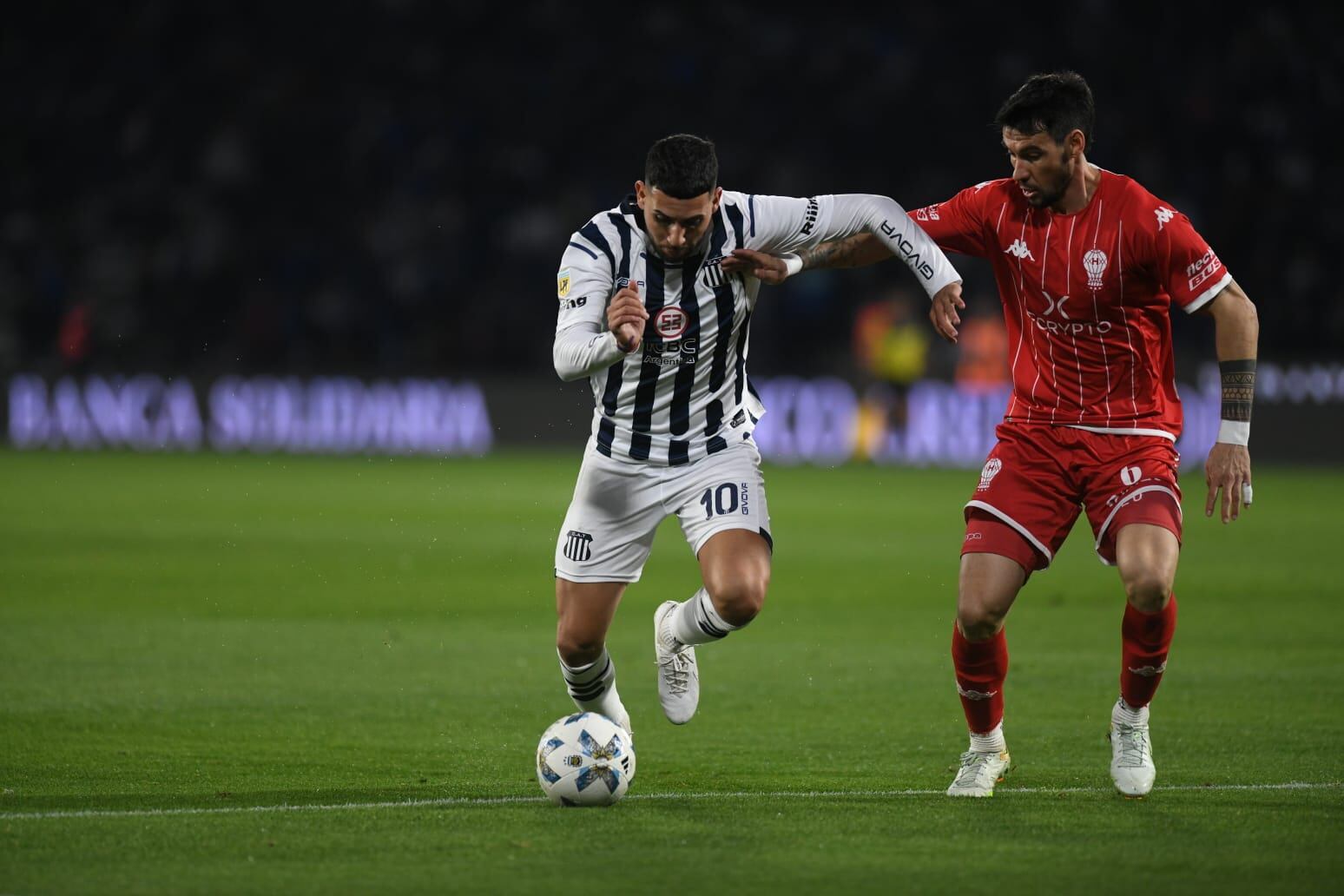 Nahuel Bustos anotó el primer gol en la victoria de Talleres 2-1 sobre Huracán, en el Kempes. (Facundo Luque / La Voz)