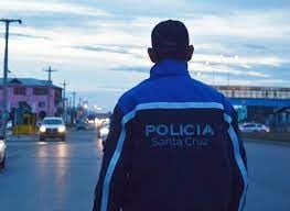 El hecho ocurrió cuando el Cabo Primero se encoentraba junto a su familia y decidió intervenir.