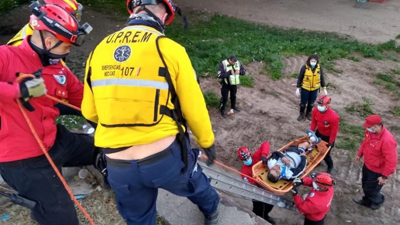 Un hombre cayó desde seis metros. Tiene fractura de cadera.