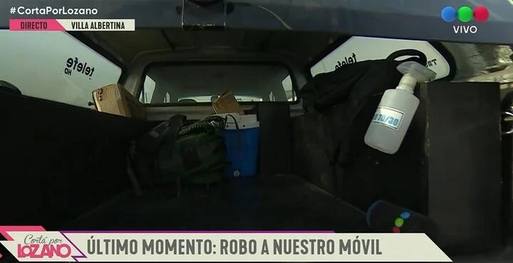 La cámara enfoca el interior de la camioneta, desde donde los delincuentes sustrajeron varias cosas. (Captura de TV).