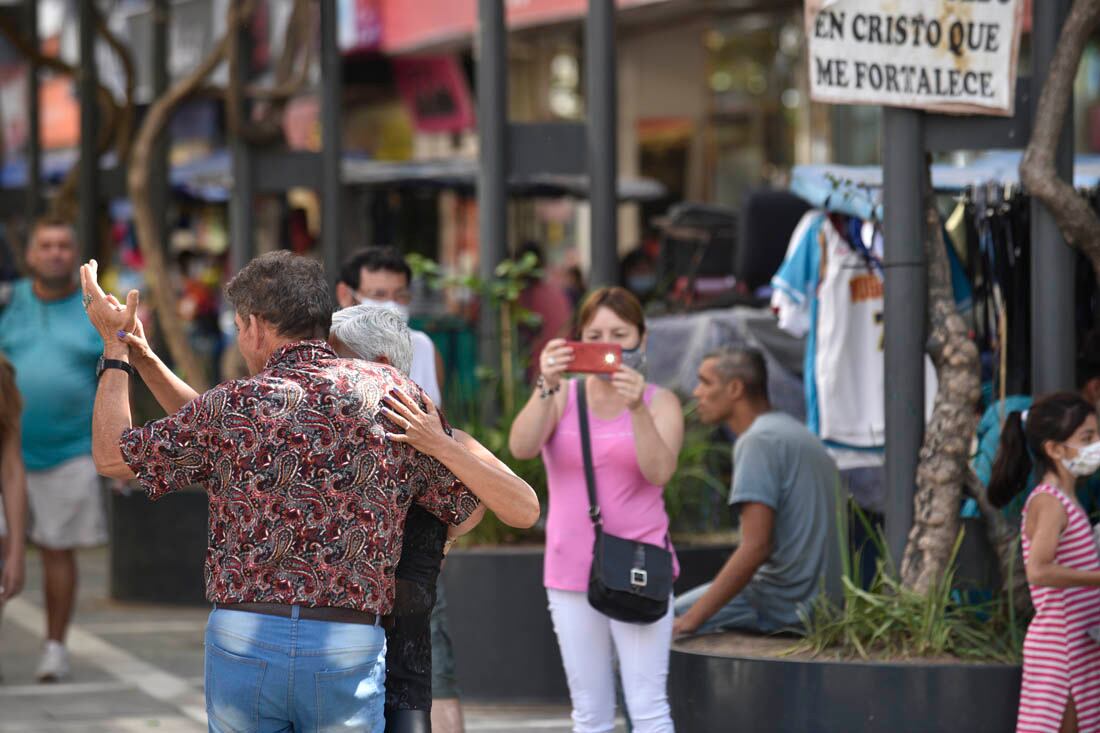 En Foco Los bailarines de la peatonal nueva atracción turística en el centro de Córdoba. ( Ramiro Pereyra / La Voz)