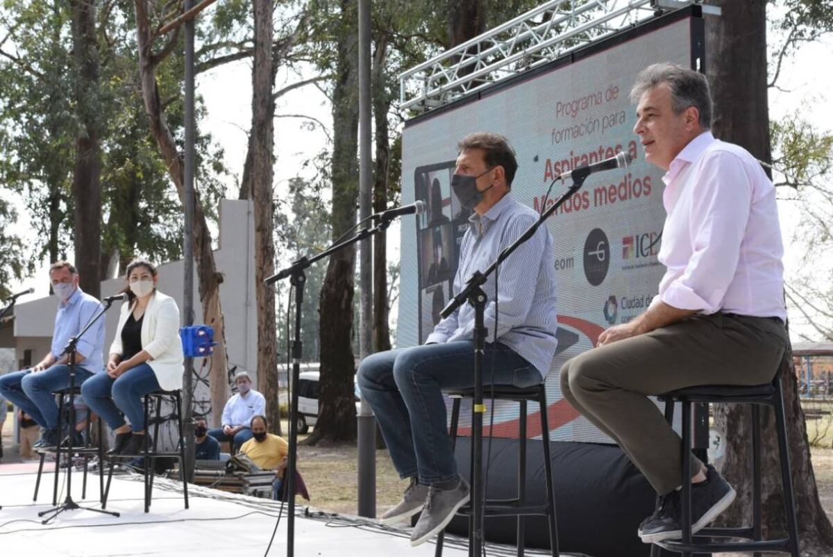 Más de un centenar de egresados en el curso de mandos medios