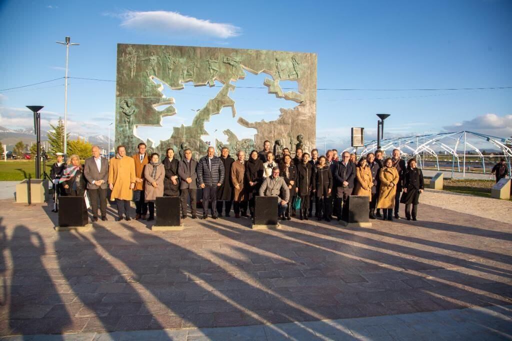 Sentido homenaje a los caídos, familiares y veteranos de Malvinas