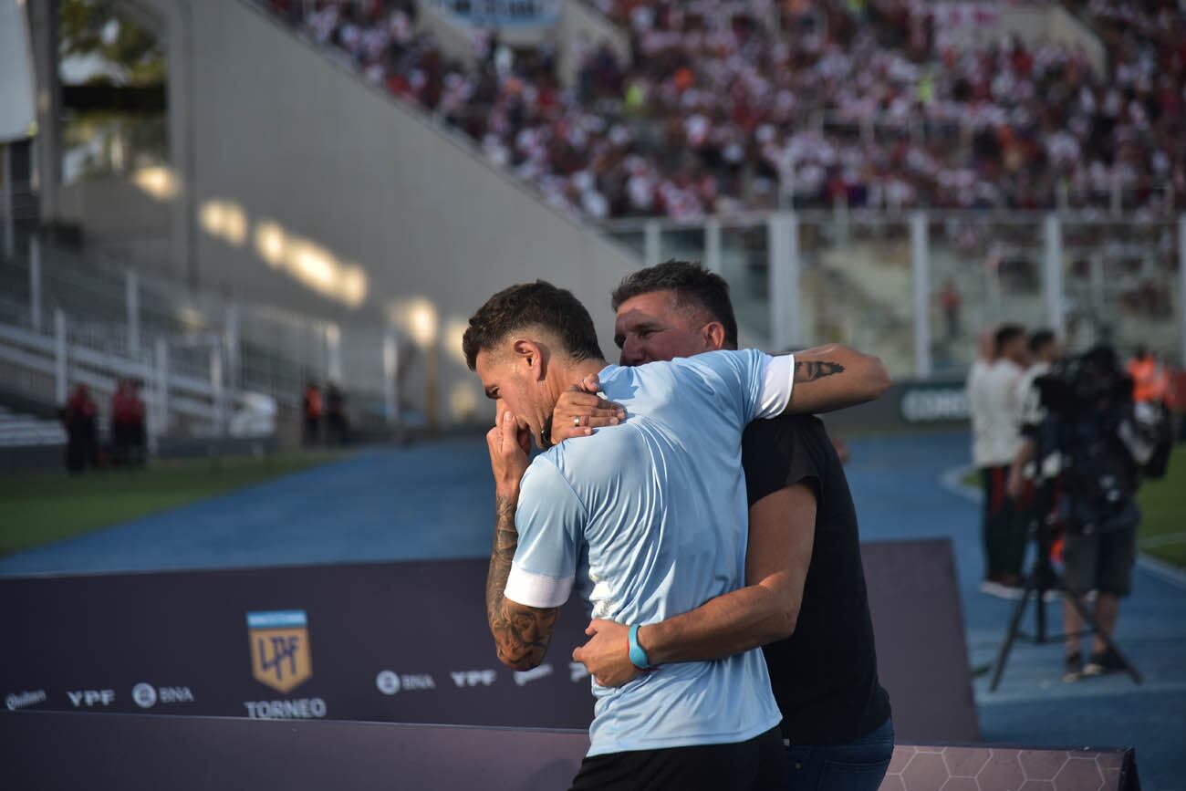 Belgrano vs River en el estadio Kempes, Vegetti con el Luifa Artime antes del partido (Facundo Luque / La Voz)