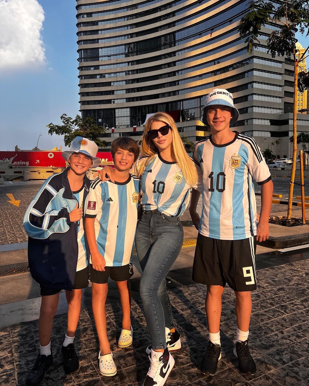 Wanda Nara en Qatar con sus hijos para alentar a la Selección Argentina