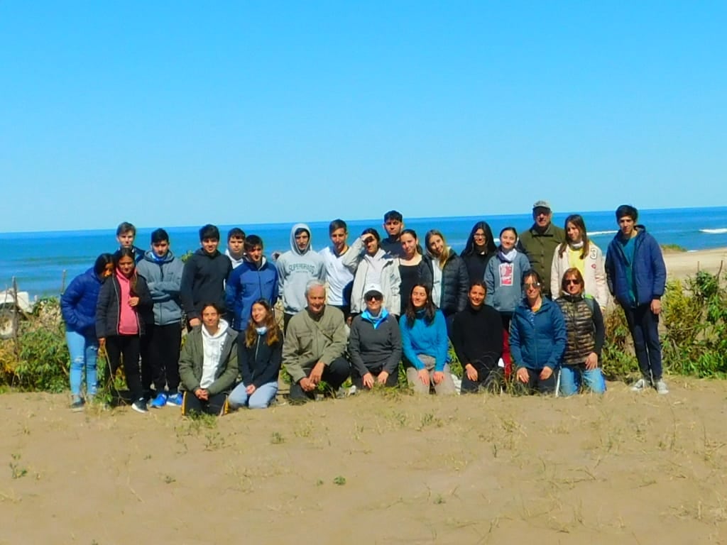 Turismo de Tres Arroyos y alumnos de la Secundaria de Orense realizaron actividades en la playa