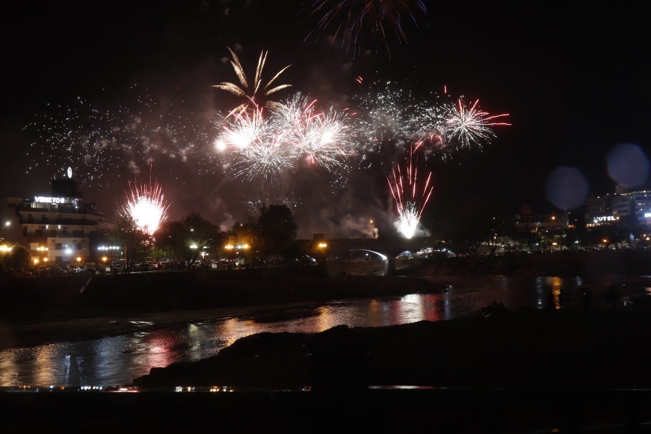 Show de luces y fuegos artificiales en Villa Carlos Paz.